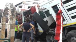 Video-del-camion-caduto-dal-ponte-dellautostrada-in-un-villino-a-Termini-Imerese