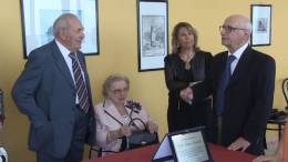 Premiato-il-Dott-Morreale-con-una-targa-dal-Dott-Pravata-per-il-suo-90-compleanno