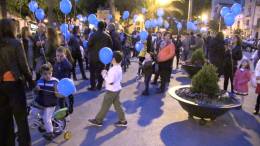 Il-volo-dei-palloncini-a-piazza-Duomo-per-ricordare-la-giornata-mondiale-dellAutismo