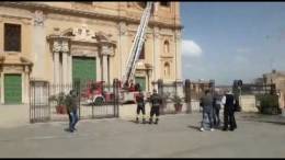 Intervento-dei-vigili-del-fuoco-per-la-caduta-di-un-cornicione-alla-chiesa-madre